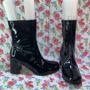 LIURUIJIA White knee high boots. With a chunky heel